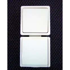 Hochkant Feuchtraum Aufputz-Kombi Aquarius Steckdose und Aus-/Wechselschalter polarweiß